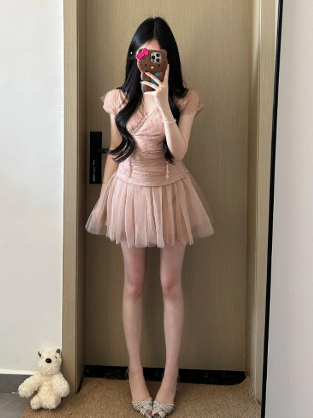 

Комплект из двух предметов: кружевной топ с V-образным вырезом и короткая юбка. Удобный, дышащий, летний, модный женский комплект в нежном стиле.