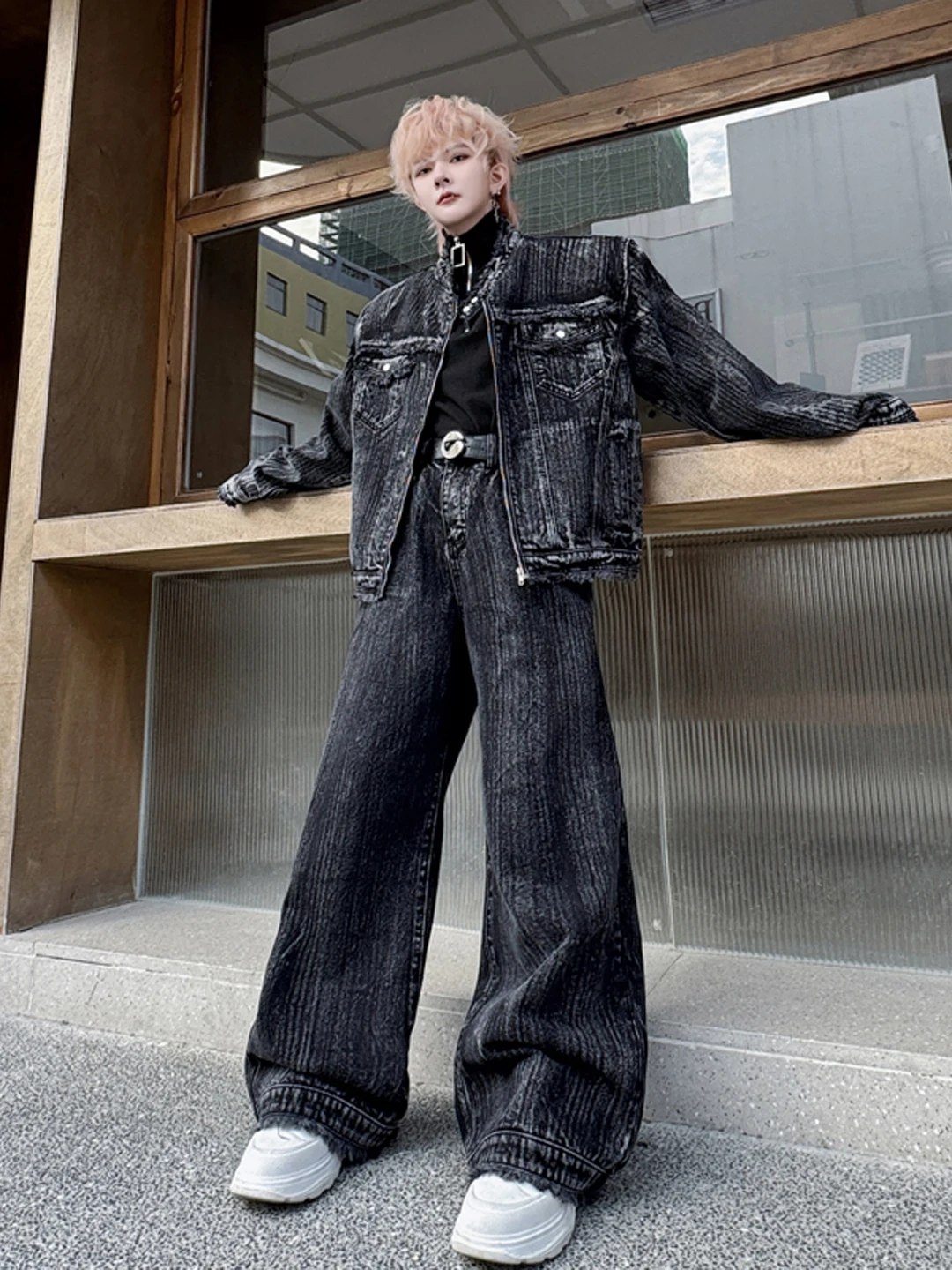 

Мужской джинсовый костюм (куртка и брюки) в стиле casual с воротником-стойкой, в полоску, модный, в американском стиле, с длинными рукавами и длинными брюками.