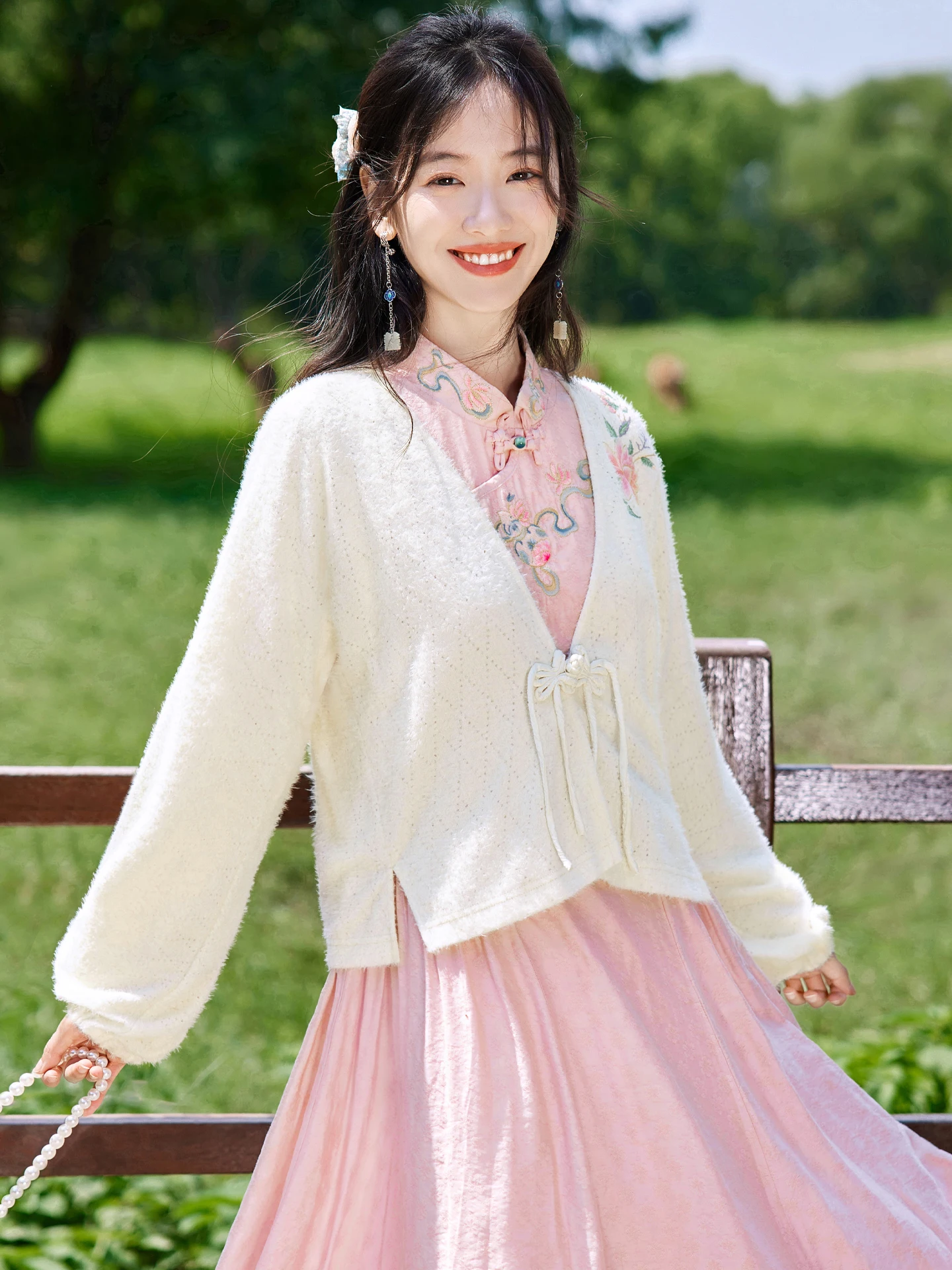 

Новый китайский кружевной повседневный топ с вышивкой, женское пальто, оригинальный национальный тренд, мягкий нейлон, длинный свеч V-Ne, осень-зима