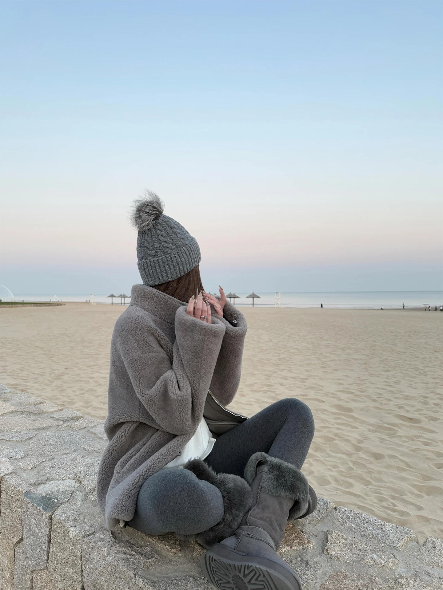 

Зимняя женская куртка 4PRIL средней длины с воротником из экологичного меха ягненка, свободного кроя, с интегрированными кожаными элементами и длинными рукавами