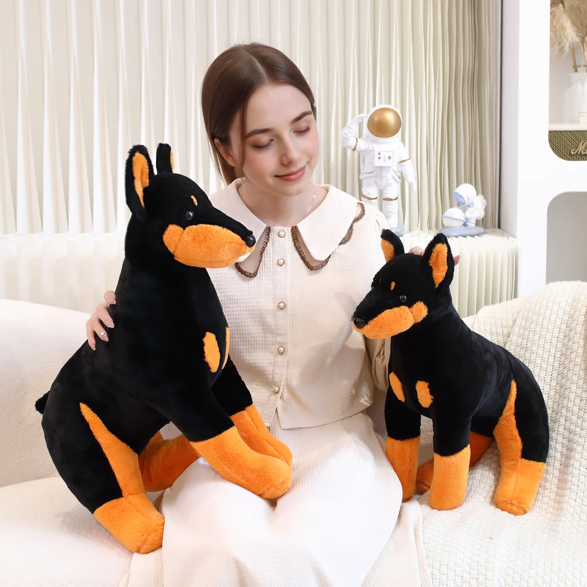 Un grand jouet en peluche teckel mignon et doux, une posture assise de chien créatif, un coussin de poupée teckel, un cadeau de fête d'anniversaire