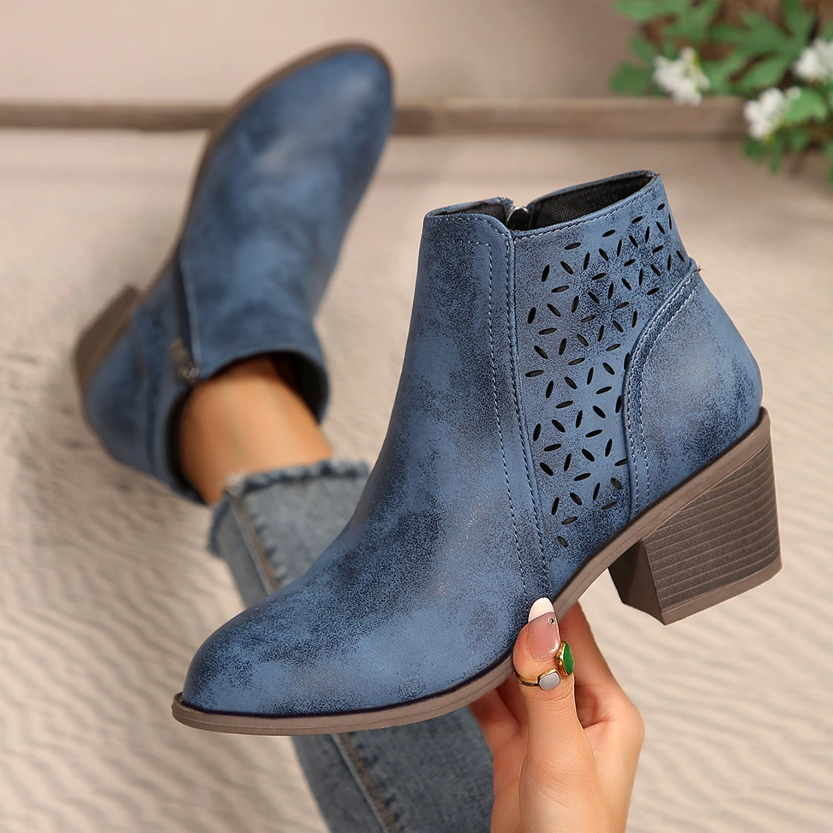 Damen-Stiefeletten, neue Modelle in großen Größen, modische Stiefel mit spitzer Zehenpartie und kantigem Absatz, Damenschuhe für Herbst und Winter, mit seitlichem Reißverschluss, Damenschuhe, Größen 36–43. – Detail 1