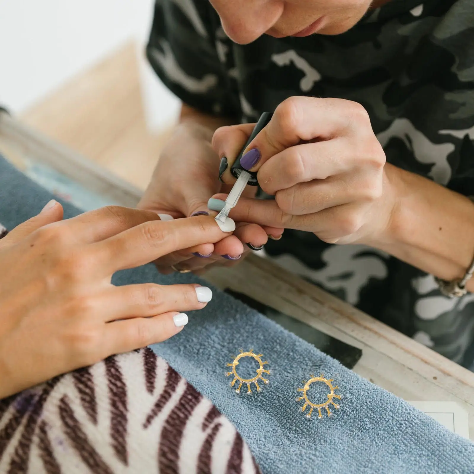 

5Pcs Elegant Crown Design Nail Art Penholder Premium Alloy Nail Polishing Pen Rack Manicure Brush Holder Salon Accessory