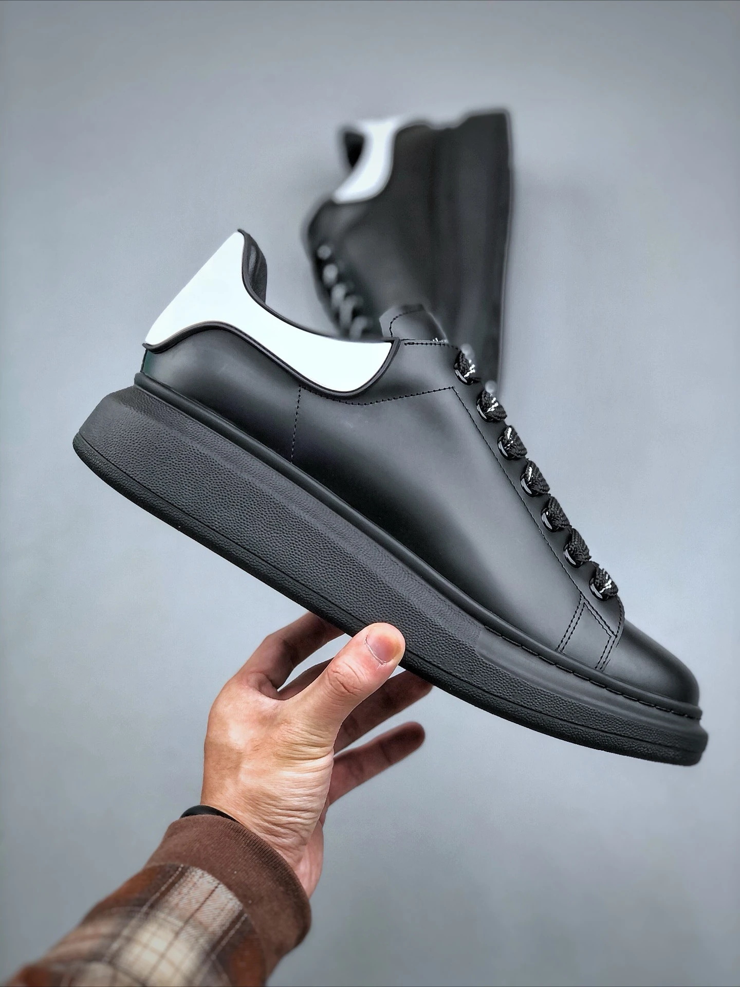 

Luxury Brand Casual Athletic Shoes for Couples, Masterfully Crafted Stylish Running Shoes, Wear-resistant and Slip-resistant.
