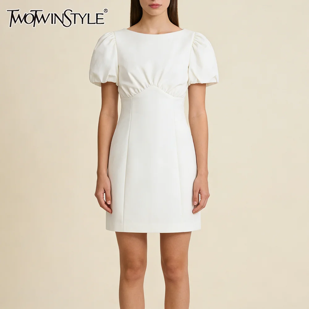 

TWOTWINSTYLE Белое свободное платье с драпировкой и вставками для женщин, с круглым вырезом, коротким рукавом, во французском минималистичном стиле, женское летнее модное новое платье