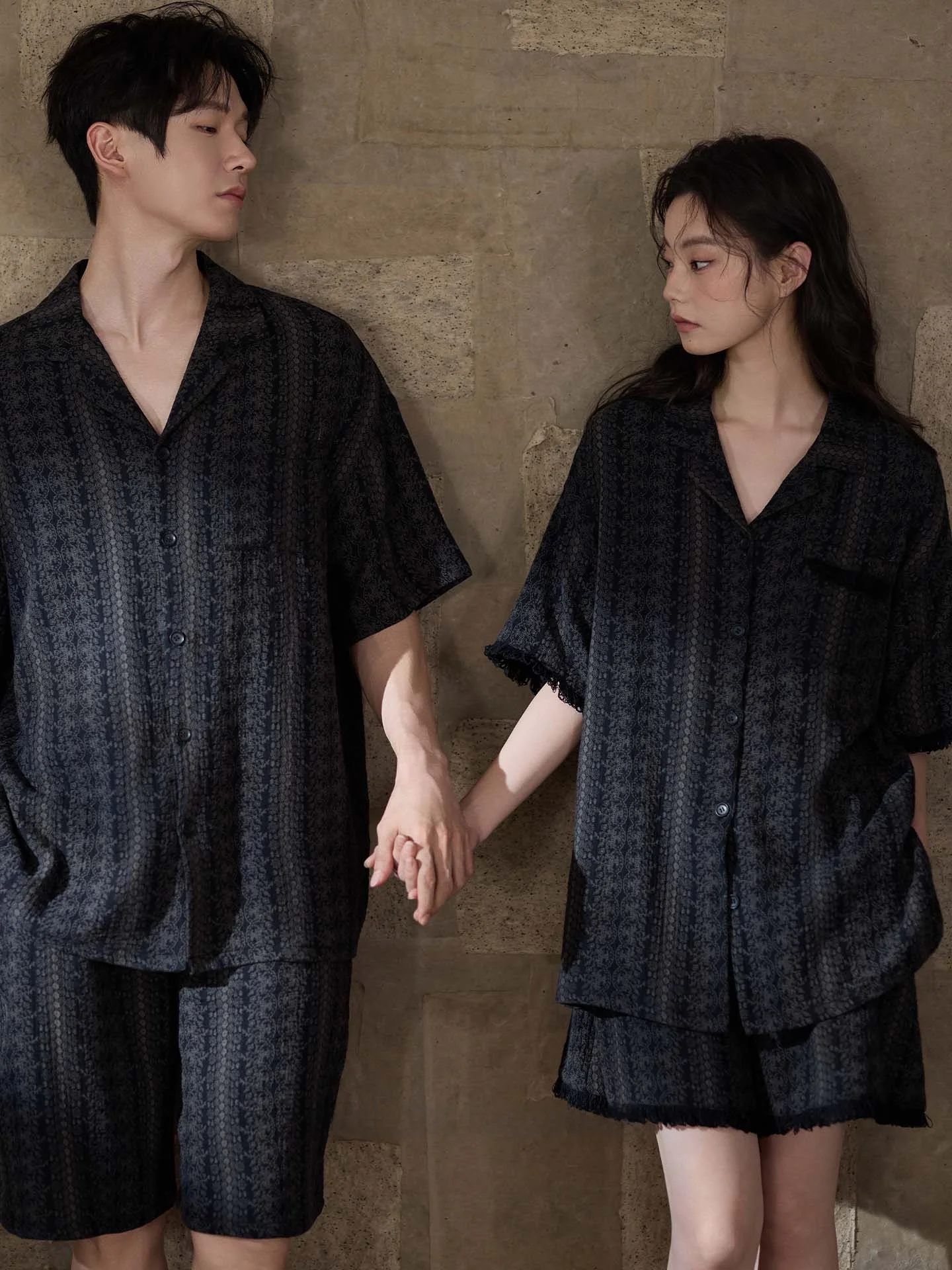 set-pigiama-estivo-per-coppia-in-puro-cotone-a-doppio-strato-pantaloncini-a-maniche-corte-con-imbottitura-sul-petto-abbigliamento-per-la-casa-design-a-strisce-nere