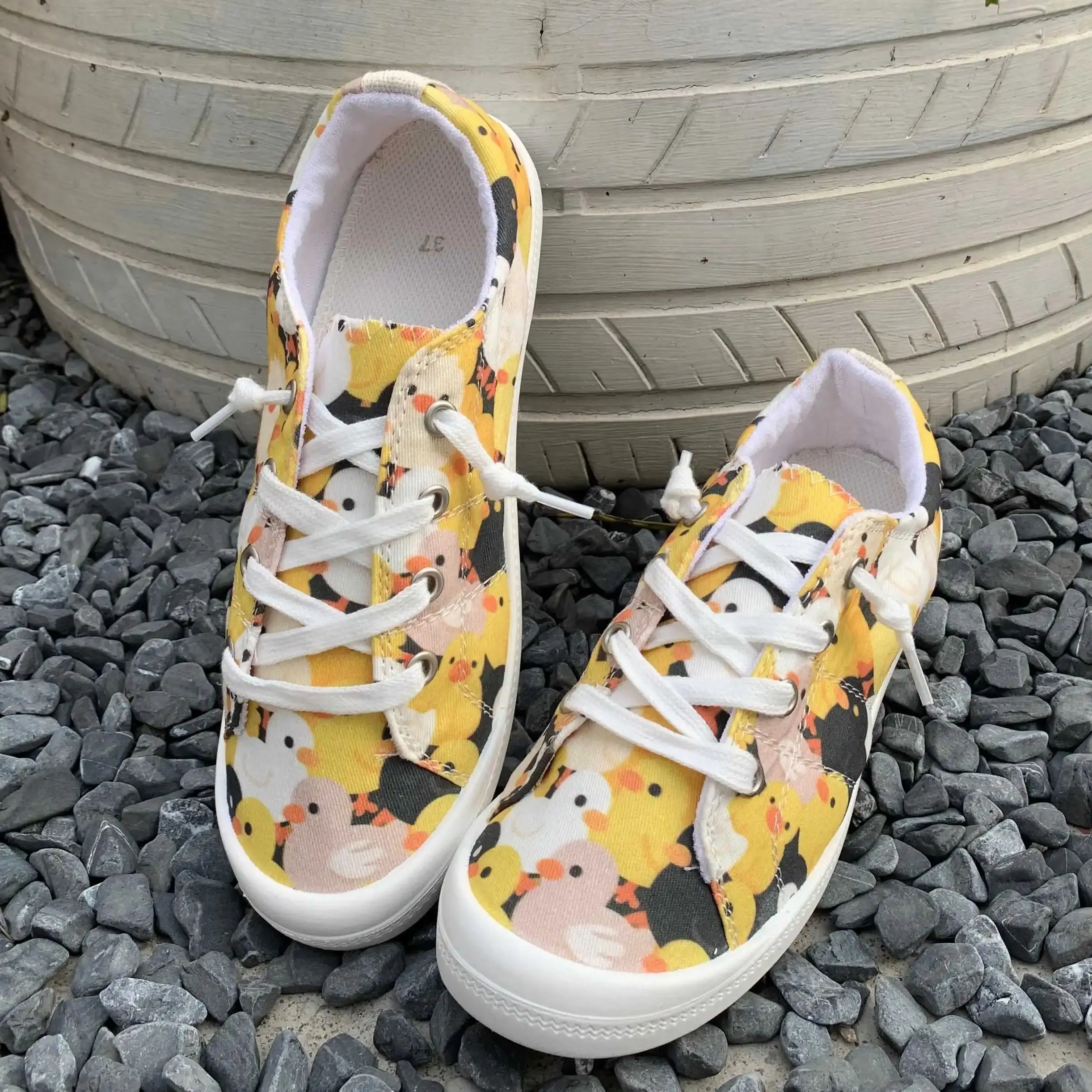 

Женские повседневные кроссовки, обувь для ходьбы, беговые кроссовки, удобные слипоны с мягкой подошвой, дышащие, больших размеров, женская обувь с принтом мультяшного цыпленка, модный подарок.