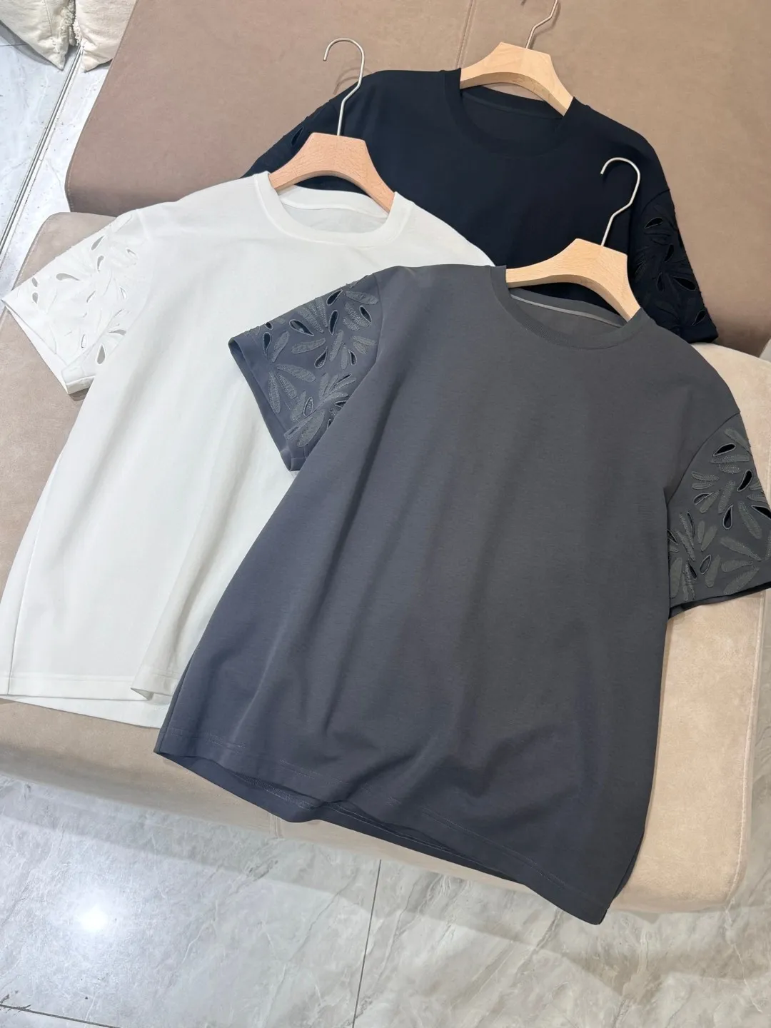 

Women's elegant exquisite round neck short sleeved loose fit T-shirt