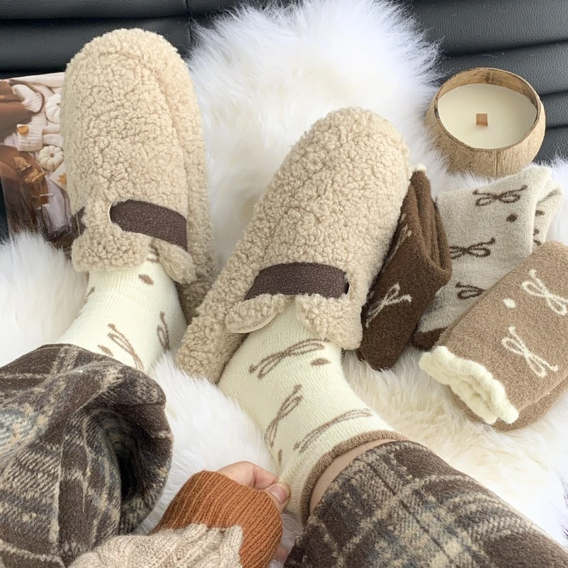 1/5 أزواج الخريف الشتاء موضة القوس نقطة منتصف جوارب أنبوبية سميكة الدافئة الجوارب المنزل جوارب يمكن السير بها على الأرض جوارب نسائية مريحة غير رسمية