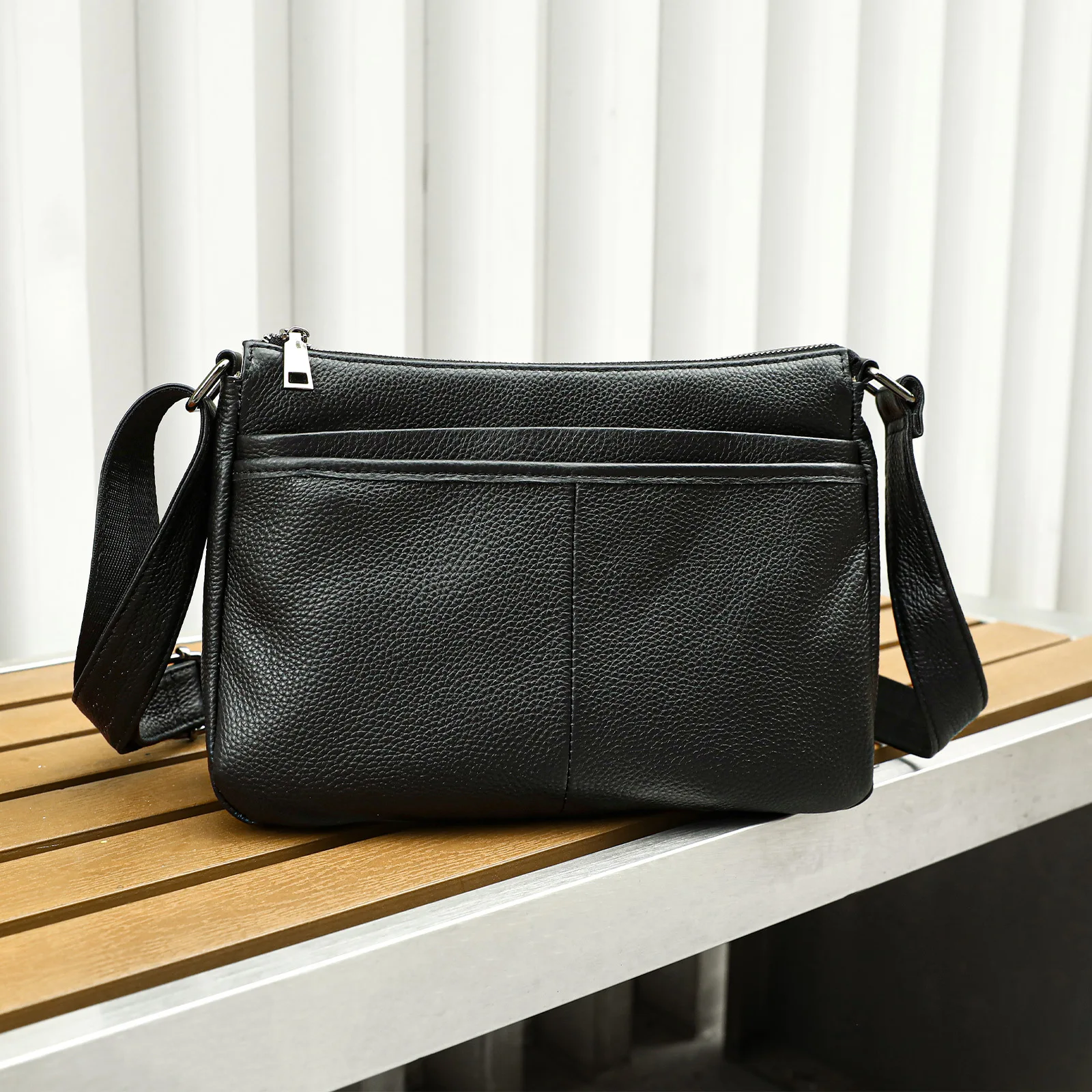 

Women's Top-Grain Cowhide Crossbody Bag - Spacious Multi-Compartment Organizer for Commute & Everyday