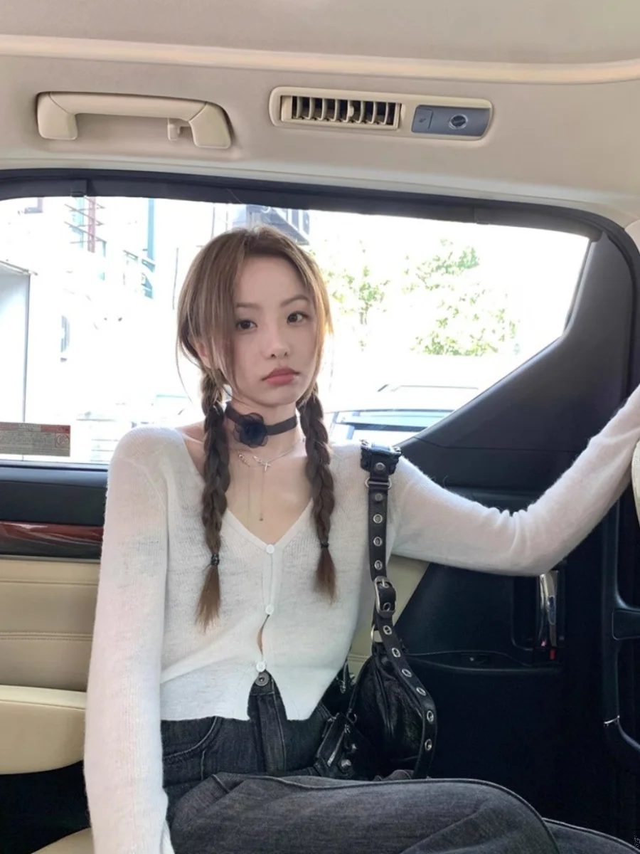 

Короткий вязаный кардиган с V-образным вырезом из ледяного шелка для защиты от солнца, женская летняя тонкая верхняя одежда, шикарный топ в стиле "сладкий и пикантный"