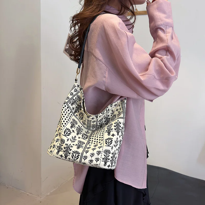 

New Fresh And Sweet Printed Canvas Bag Fashionable And Versatile Large Capacity Commuting Shoulder Bag Tote Bag