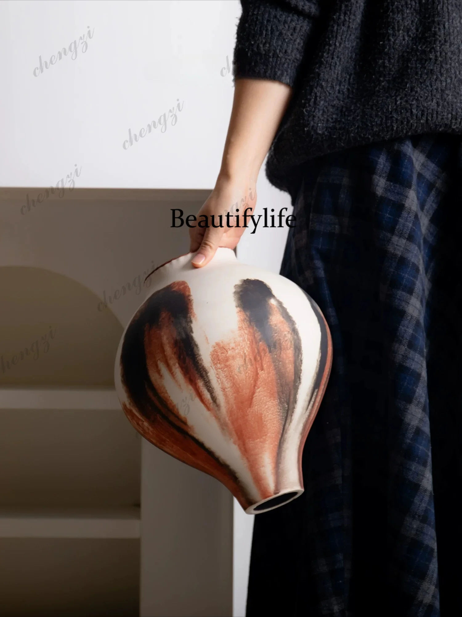 Clay vase, retro wabi-sabi wind, high-end ink smudge flower arrangement, flower arrangement