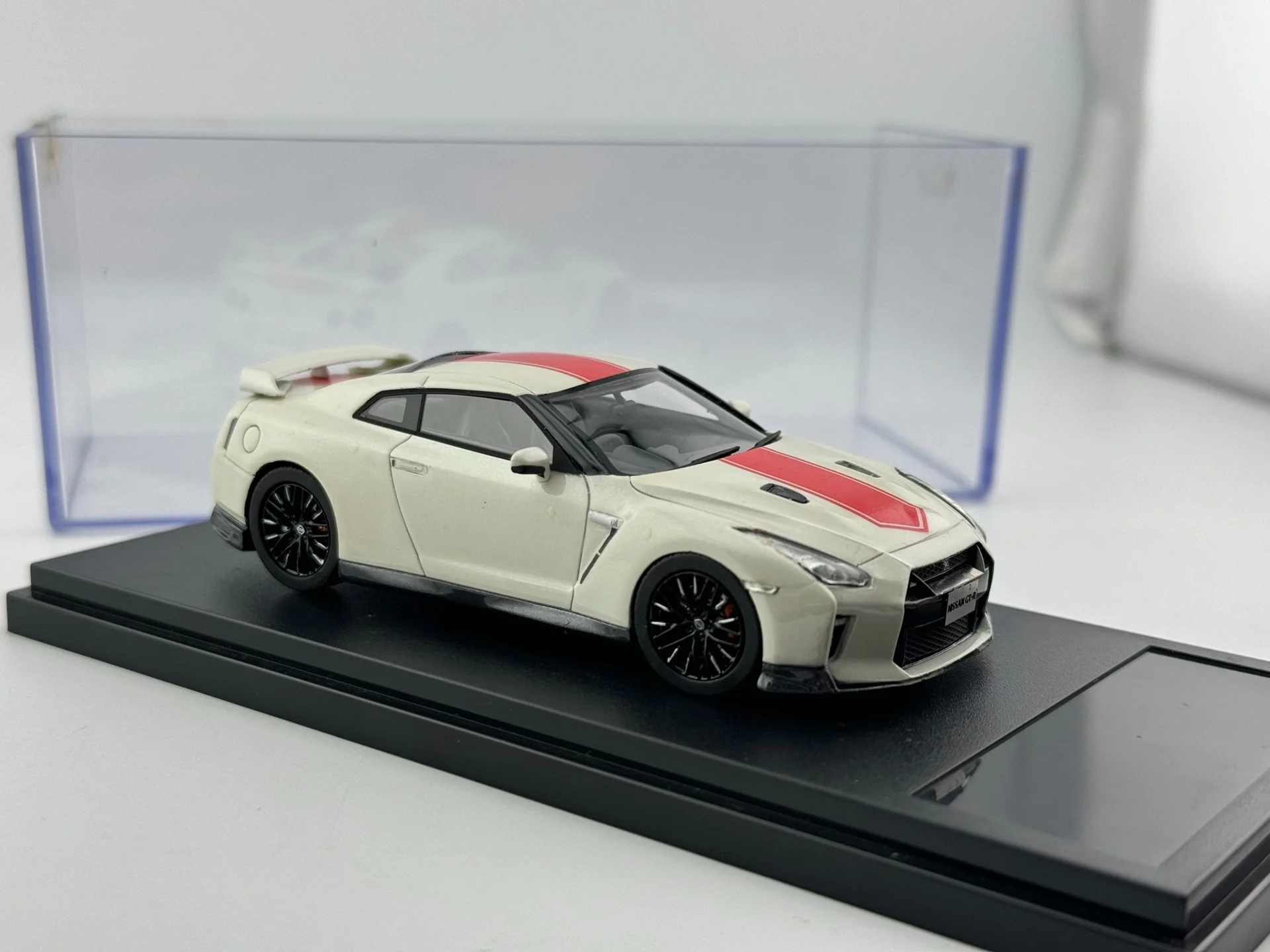 

Масштабная модель автомобиля GTR Hi Story 1/43 из смолы, без цветной коробки, без названия, без дефектов, без надписей