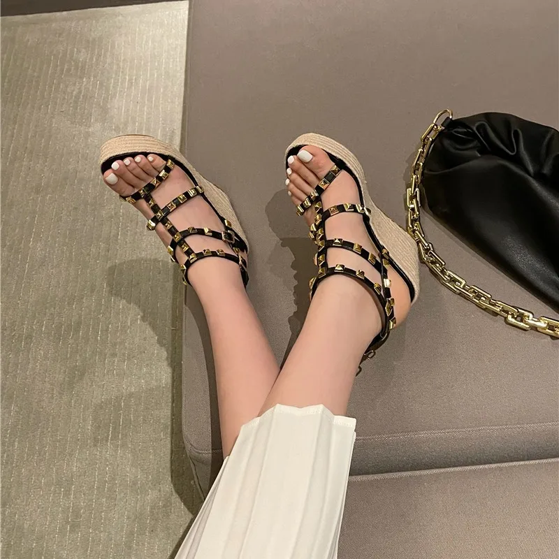 2024 Sandały Czarne Buty Dla Kobiet Chodaki Na Obcasie Muffins shoe Open Toe New Beige Thick Wedge Flat Girls High Peep Studded Fash