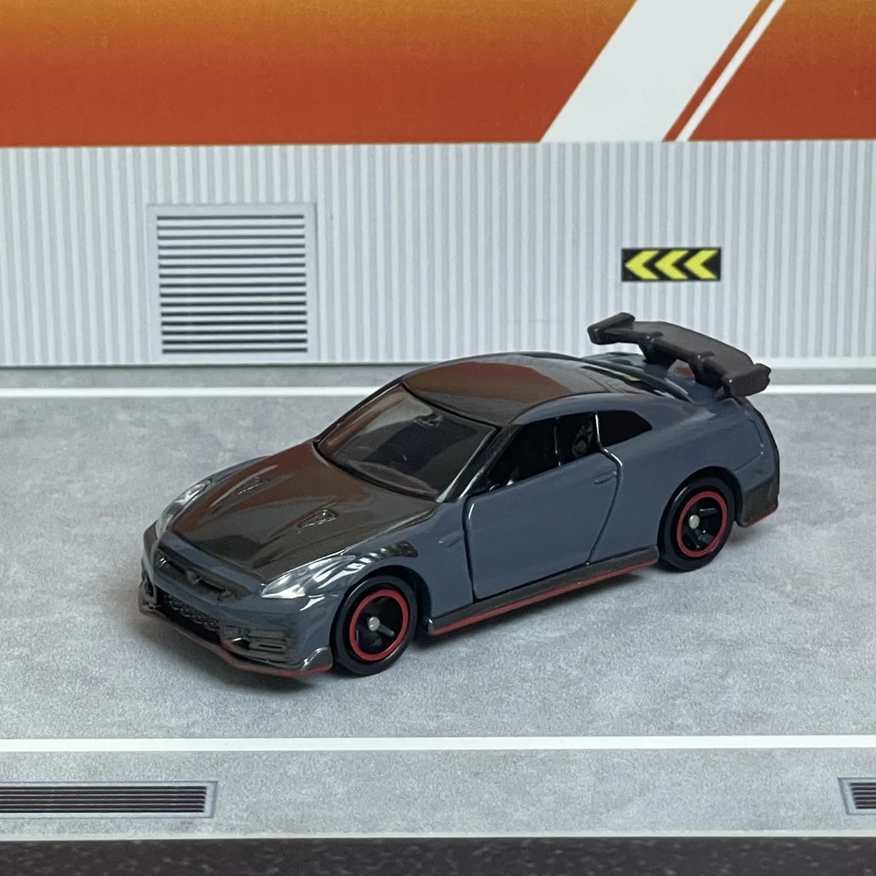 Takara Tomy Tomica No. 60 Nissan GT-R NISMO Alloy Car Diecast