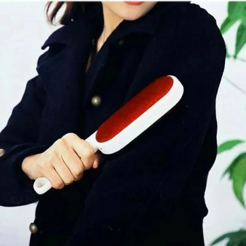 Double-sided lint brush, easy to use, reusable, removes lint without damaging the surfaces of objects.