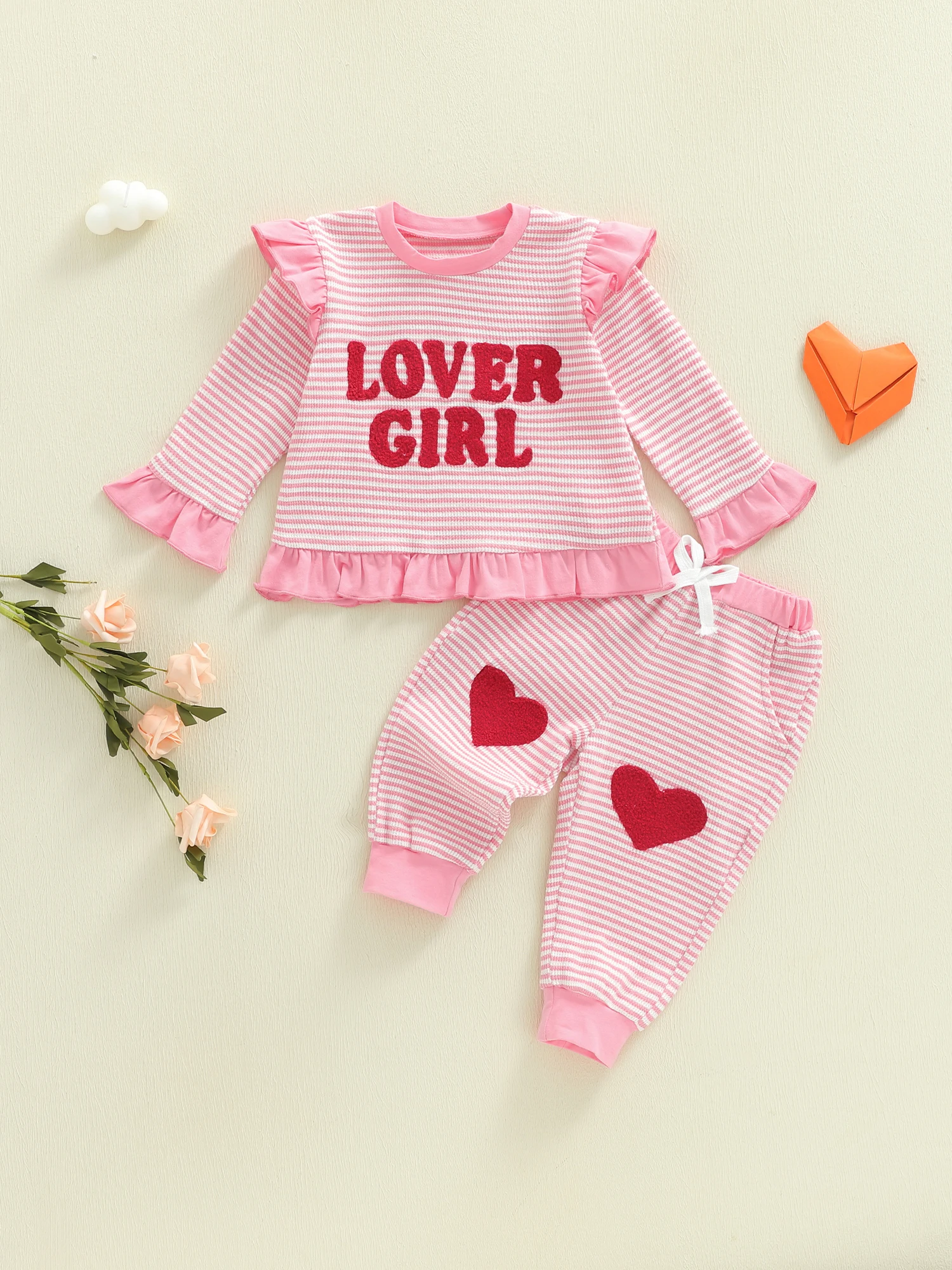 طقم ملابس للفتيات لعيد الحب بأكمام طويلة ورقبة دائرية مع حروف مطرزة وسروال برباط مخطط #1
