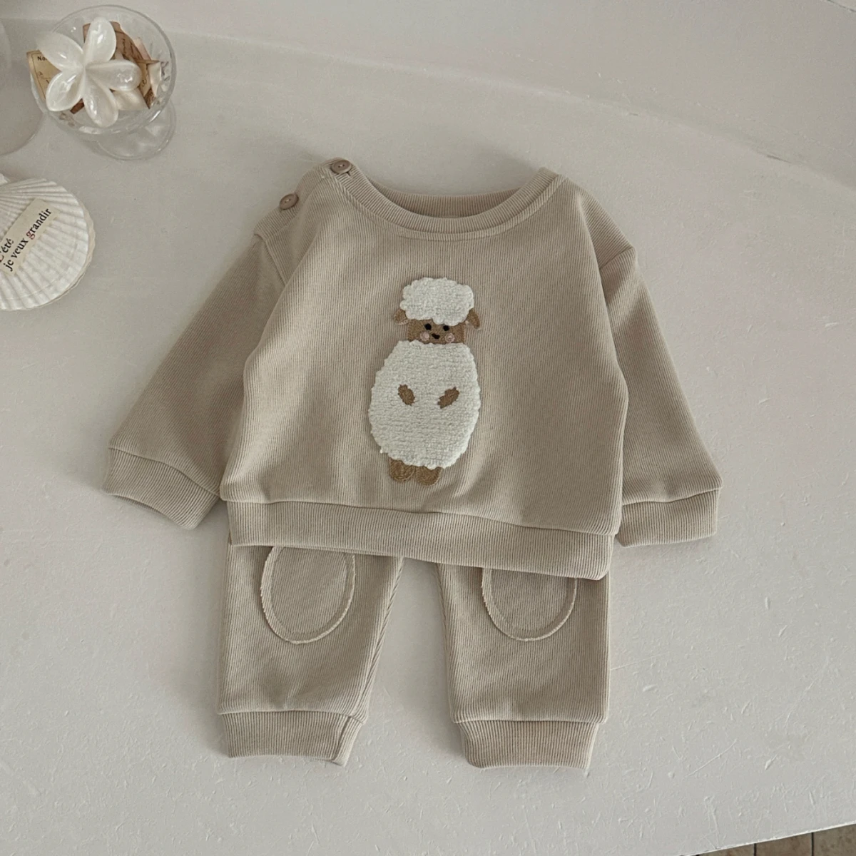Koreanisches Unisex-Baby-Lammfell-Handtuch mit Stickerei, 2-teiliges Outfit, Frühling/Herbst, geripptes Rundhals-Oberteil & Knieschoner-Hose, Babykleidung – Detail 4