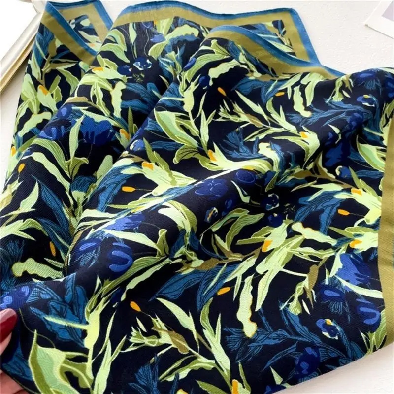 

652F Trendy Small Neck Scarf Floral Headscarf Square Bandana Scarves with Elegant Print for Fashion Forward Women Lady