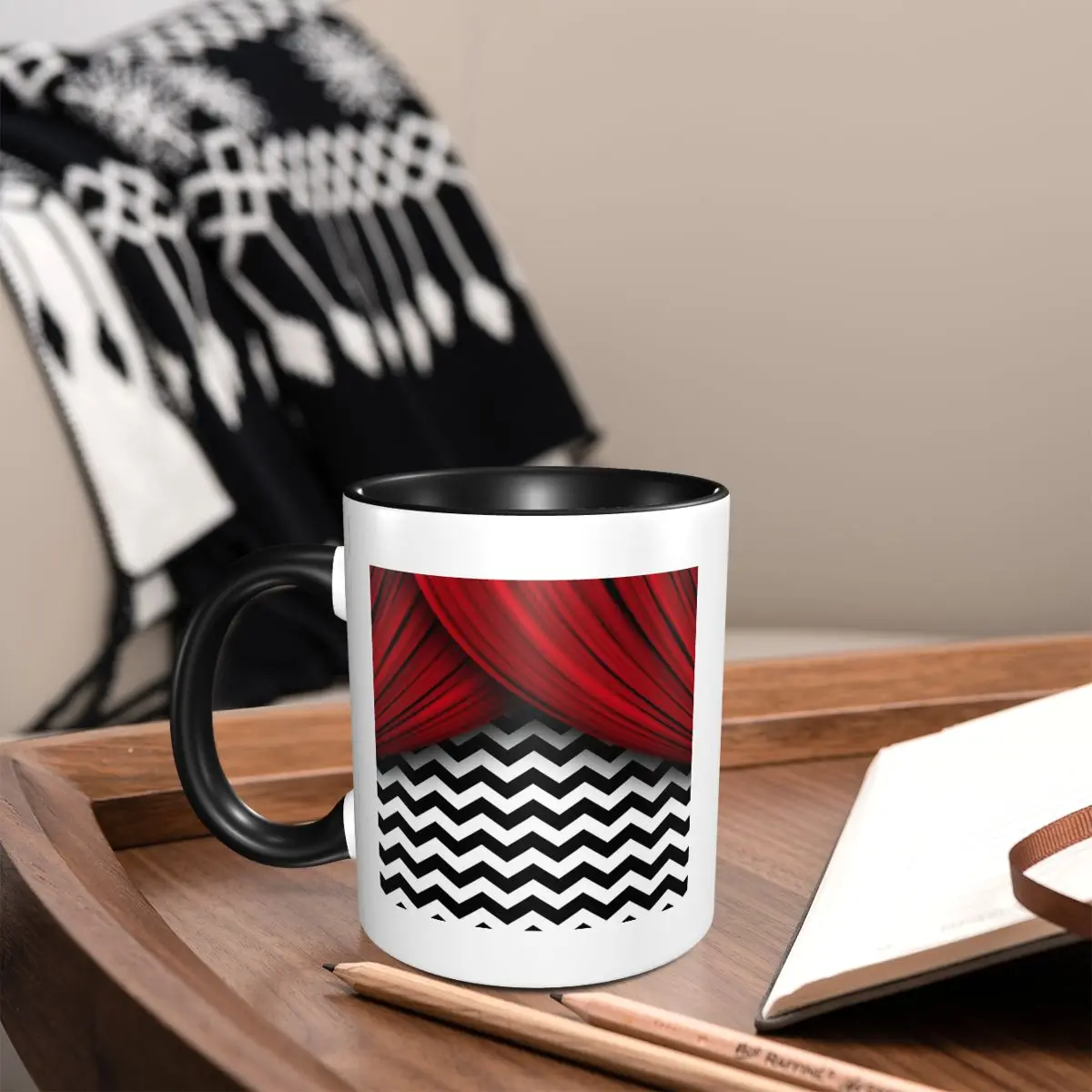 

Twin Peaks Красные шторы Черно-белая кружка с шевроном Забавные керамические кофейные чашки Чайные кружки Молочная чашка Посуда для напитков Подарок для женщины и мужчины