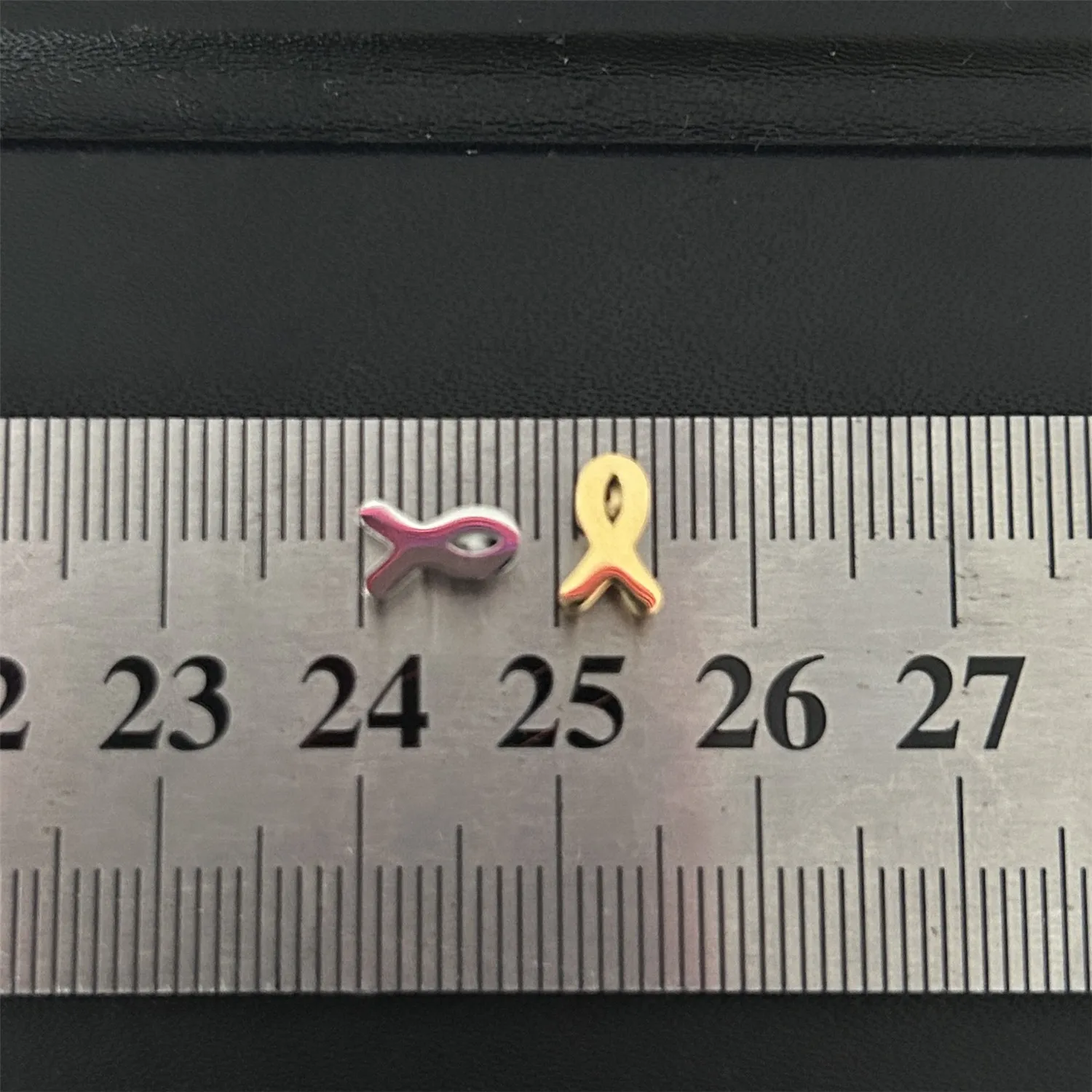 5PCS/Lot Stainless Steel Breast Cancer Awareness Ribbon Charms Pendant For Jewelry DIY Making Symbol AIDS Pendant Accessories