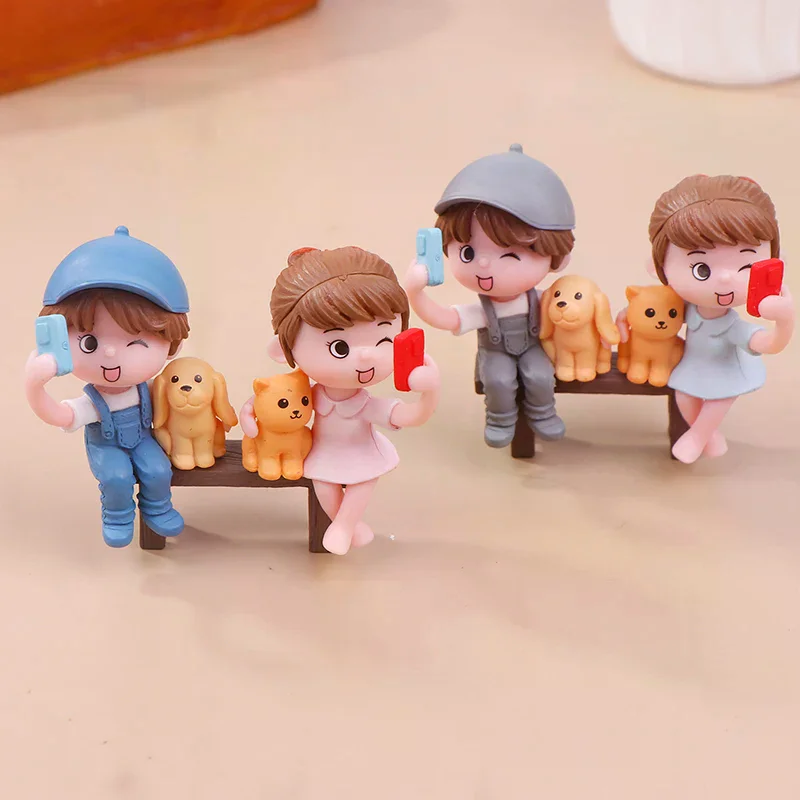 2Pcs/Pair Cute Lovers Taking Selfies On A Stool Cake Decoration Car Ornament Couple Figurines Miniature Craft Fairy Garden Deco