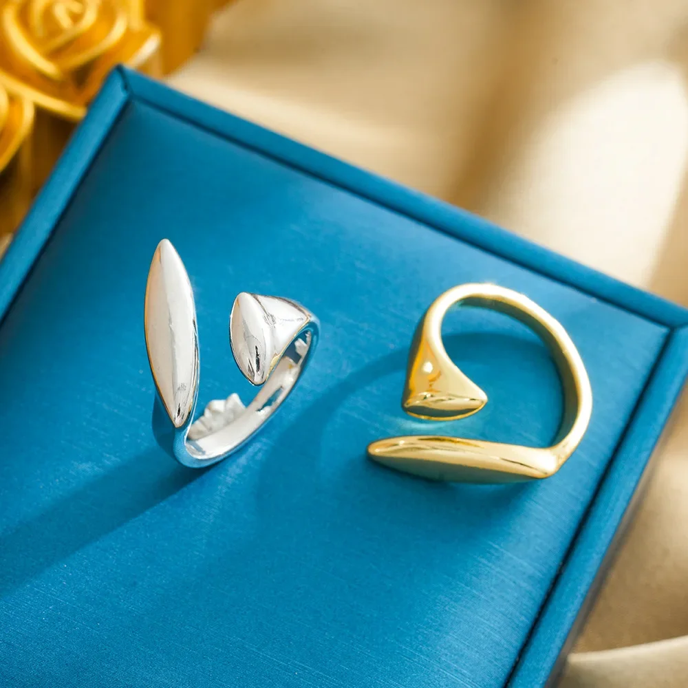 Новейшее открытое кольцо из 18-каратного золота с зеркалом из лавы, подходящее для женщин 2025 года, с нерегулярными геометрическими дугами.