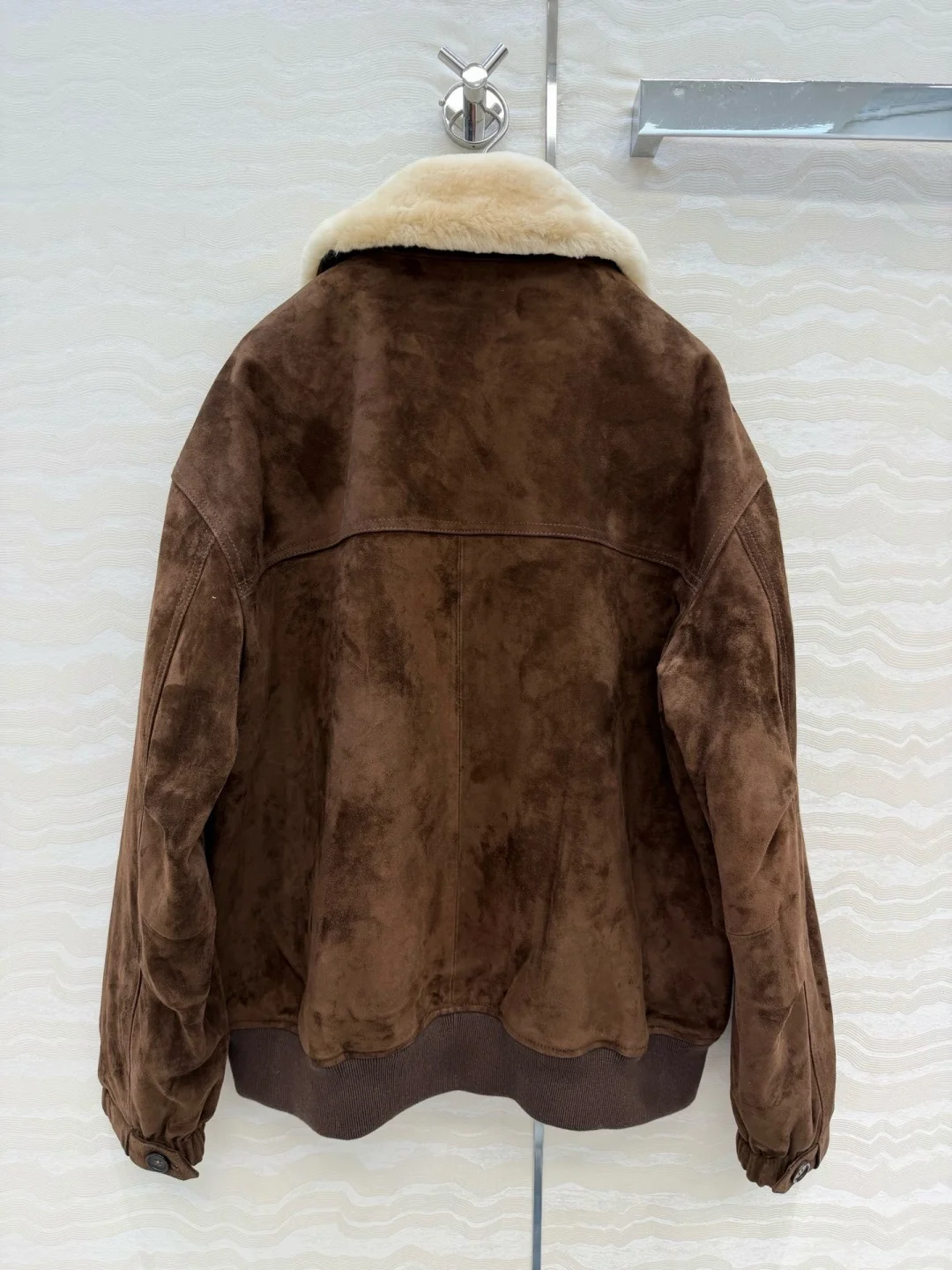 Trench vintage in pelle scamosciata marrone e giacca bomber oversize con collo in pelliccia sintetica. Simpatica giacca in cotone di velluto a coste stile intellettuale