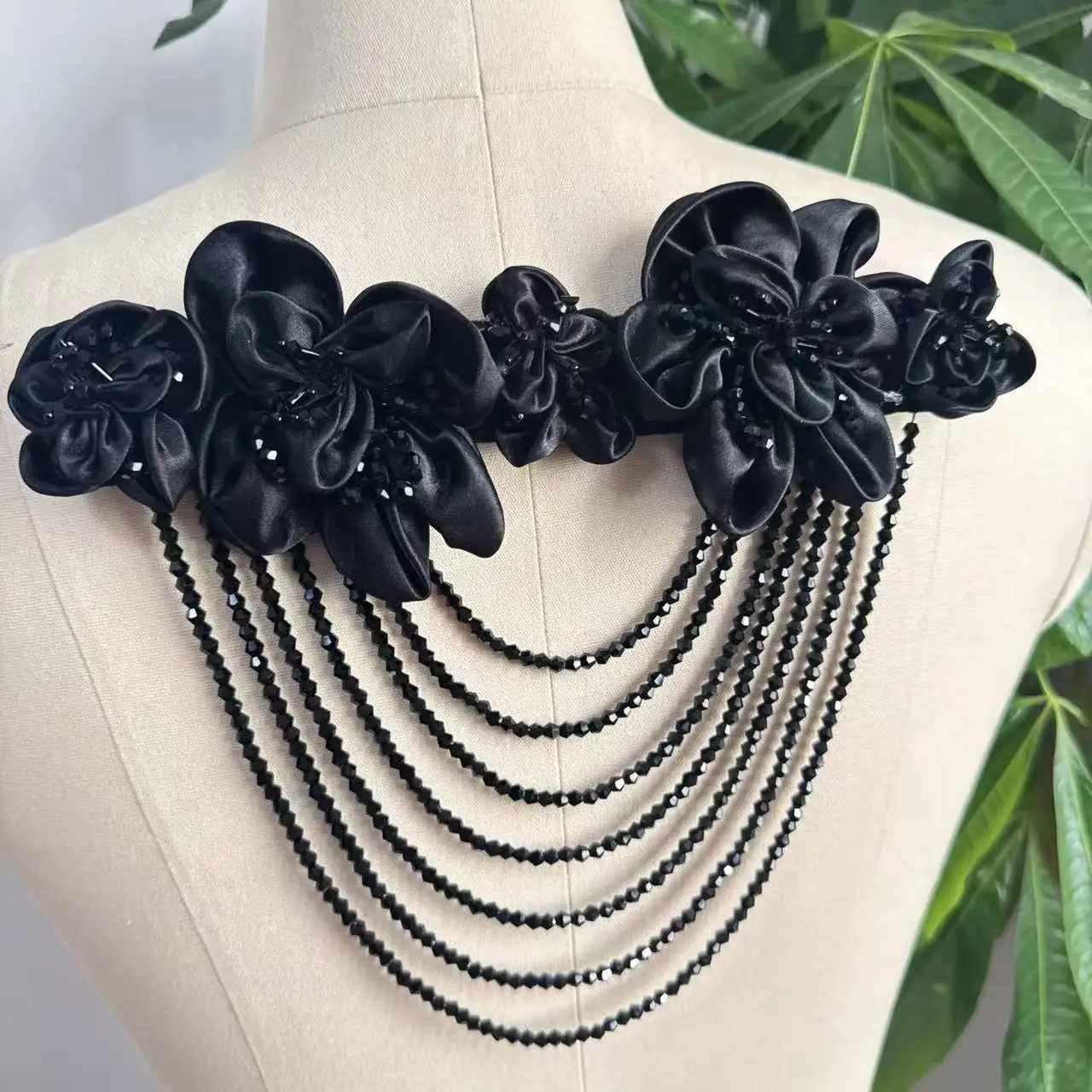 novo-aplique-de-contas-de-alta-qualidade-em-cetim-plissado-com-flores-3d-feitas-a-mao-e-borlas-borla-de-cristal-brilhante-flor-de-peito-e-aplique-de-ombro