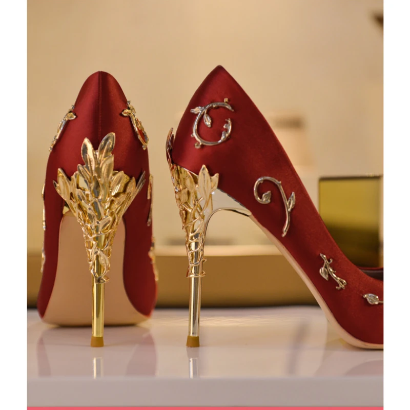 Talons hauts pointus rouges pour femmes, décoration en métal, talons fins, chaussures simples à bouche peu profonde, chaussures de mariage Xiuhe