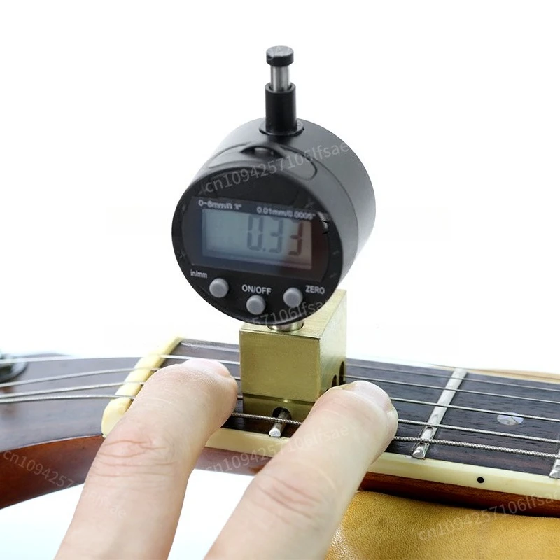 Chitarra folk in bachelite, righello per il passo delle corde, misurazione dell'altezza, quadrante con display digitale, strumento manuale per la manutenzione del pianoforte
