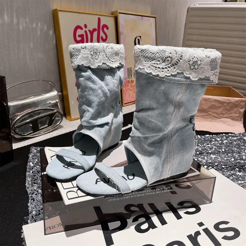 Botas de mezclilla retro azules lavadas a media pantorrilla para mujer, botas planas sexys con volantes de encaje blanco para primavera 2026, zapatos cómodos de calle con punta abierta para mujer