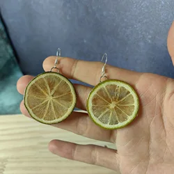 Pendientes de fruta de resina epoxi únicos, pendientes de Chip naranja Natural de verano, lindos pendientes de limón, joyería de declaración, pendientes de fresa