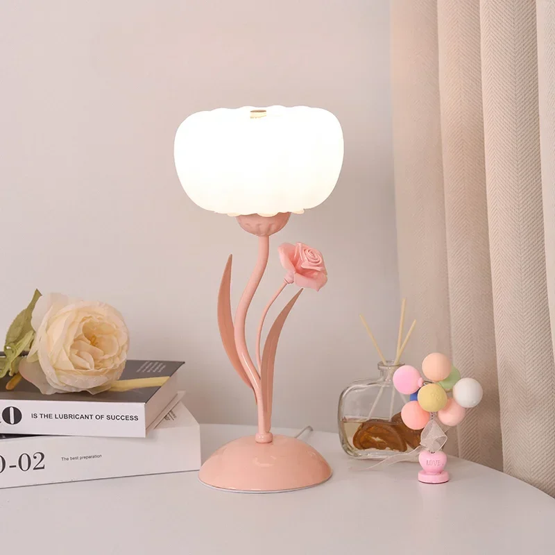

Французская романтическая настольная лампа с цветком в стиле ретро, атмосфера, прикроватная тумбочка, кремовый стиль, пасторальная страна для дома, спальни