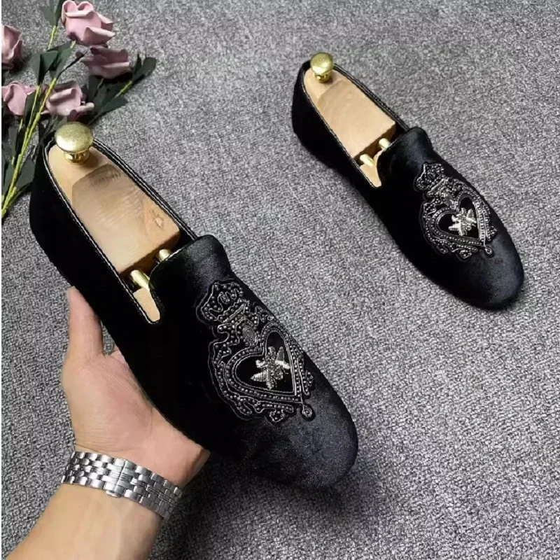 Moda británica para hombre, vestido transpirable para fiesta y discoteca, mocasines con remaches bordados de cuero vacuno, zapato de conducción perezoso sin cordones