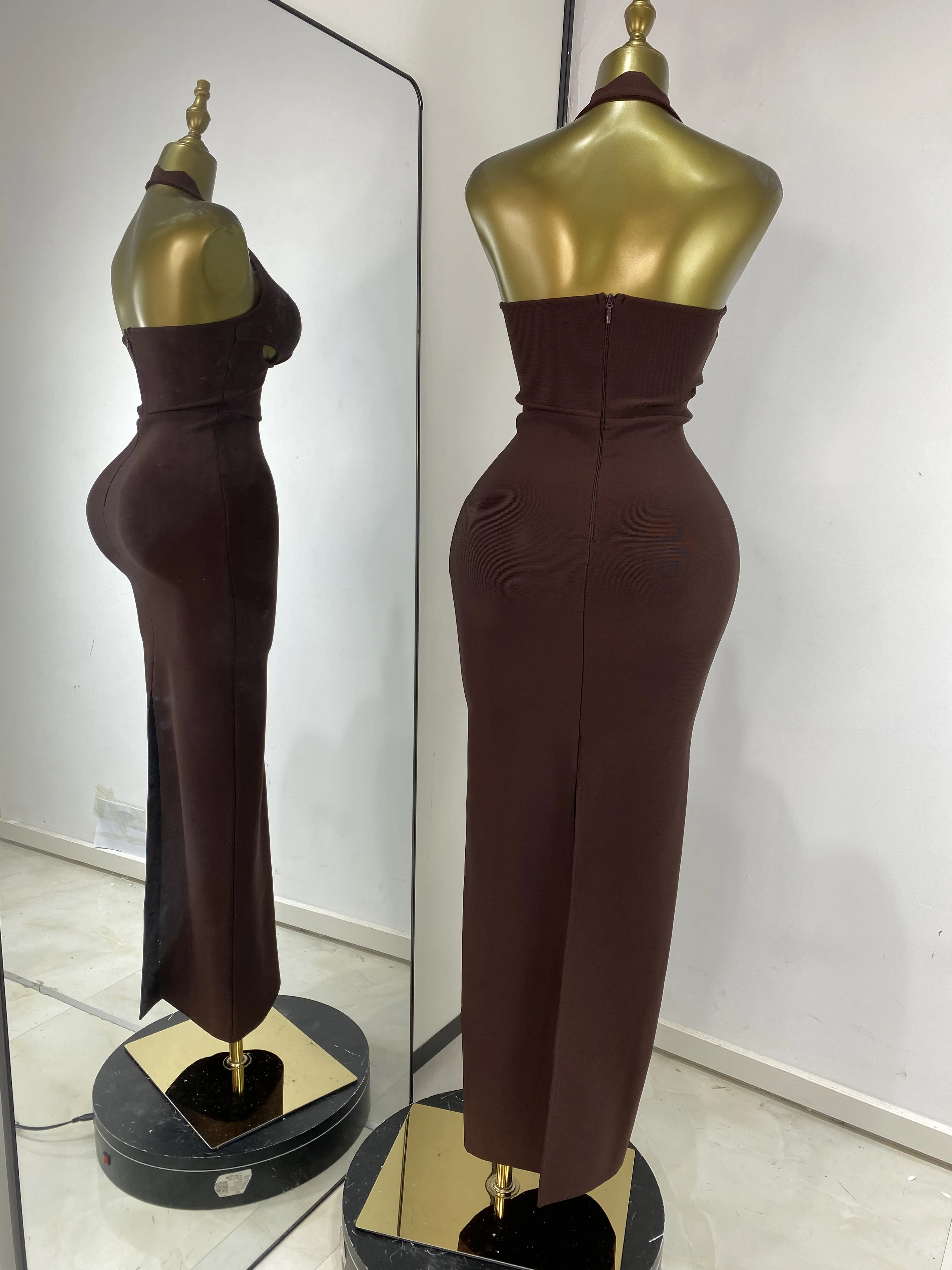 فستان نسائي فاخر أنيق بأشرطة منحني مع رسن بدون ظهر وفتحة بوستير فساتين طويلة بنية مرنة للمشاهير والحفلات المسائية