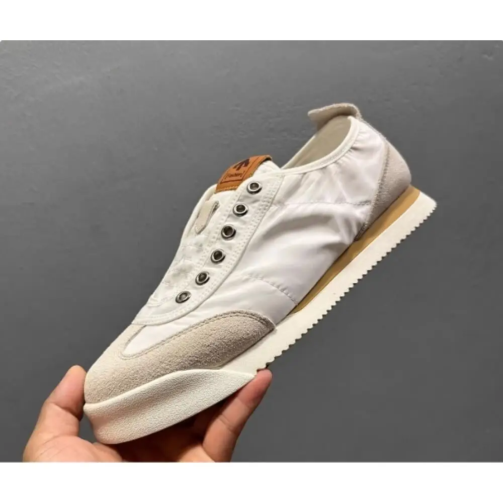 

Классические кроссовки ручной работы из белого нейлонового замша – превосходное качество изготовления, универсальный стиль