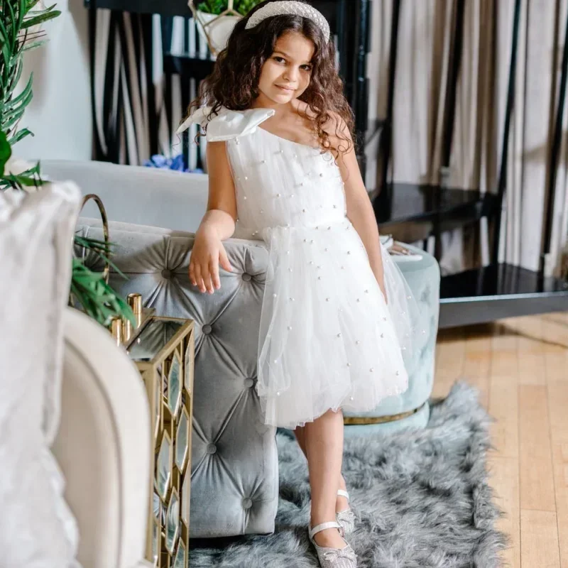 

Tulle Flower Girl Dresses Pearls Skirt With Bow Single Shoulder Sleeveless For Wedding Birthday First Communion Gowns White