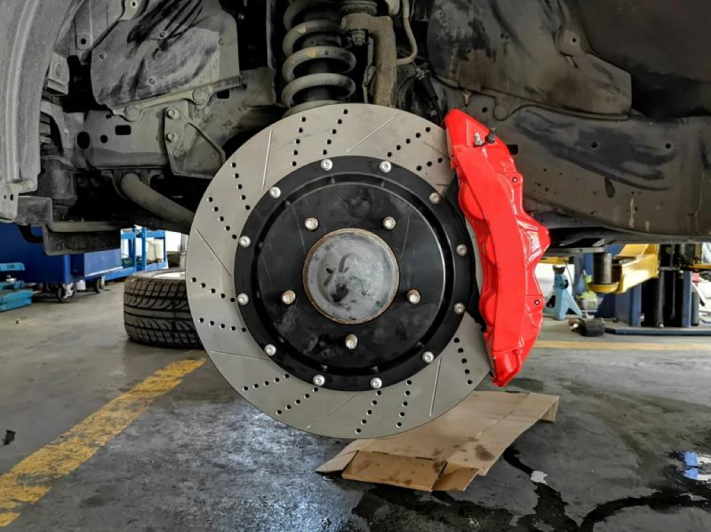 

Передняя тормозная система высшего качества, поршневой суппорт GT6-6 с просверленным и прорезным диском 380*34 мм для bmw 335d