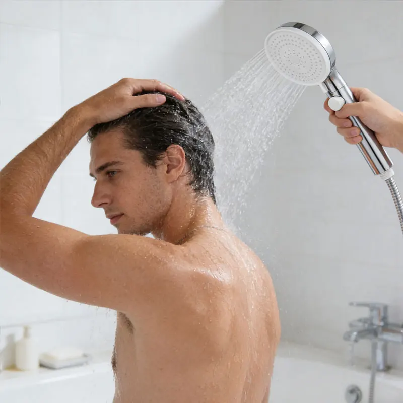 

Душевой набор: ручная лейка высокого давления с держателем и шлангом, регулируемые режимы подачи воды, аксессуары для ванной комнаты