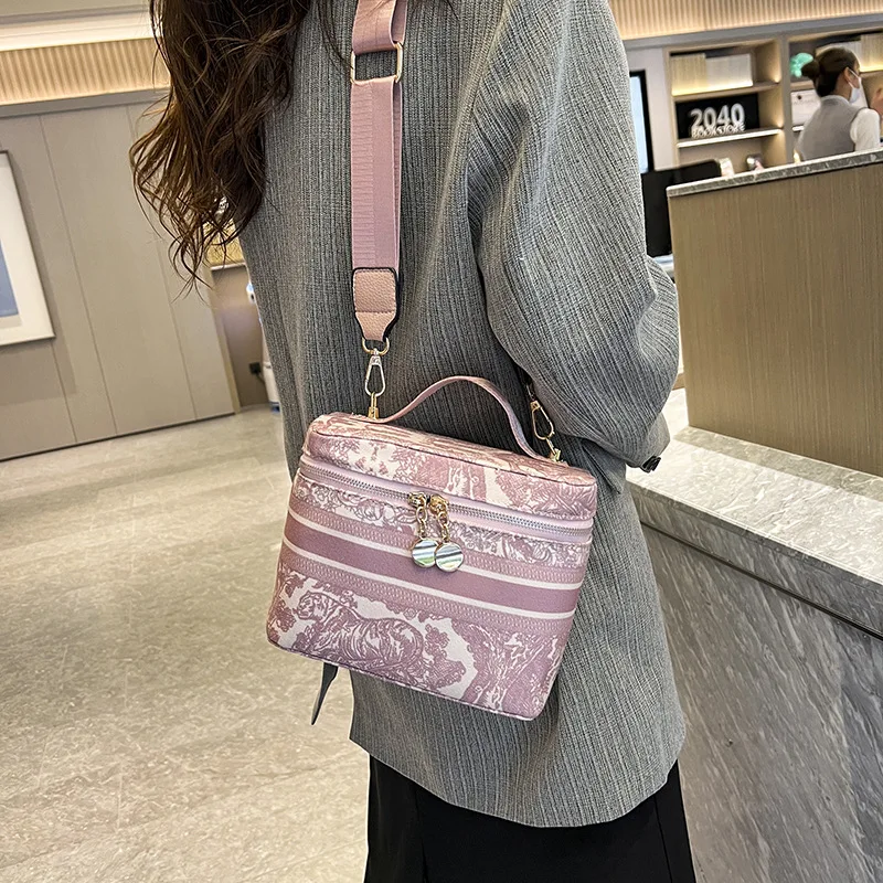 New Fashion Portable Embroidered Cosmetic Bag with Zipper Large Capacity Soft Portable Girls Storage Bag Travel Case