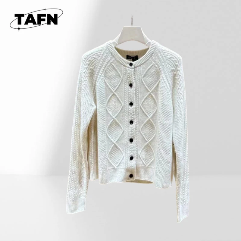 

Кашемировый кардиган в ретро-стиле – премиум-качество и вневременной дизайн. Уютный и элегантный для повседневных выходов. AK0929