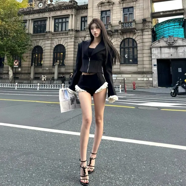 

Модный комплект: шерстяное пальто с длинными рукавами и укороченные брюки с высокой талией и широкими штанинами для женщин. Новинка осенне-зимнего сезона.