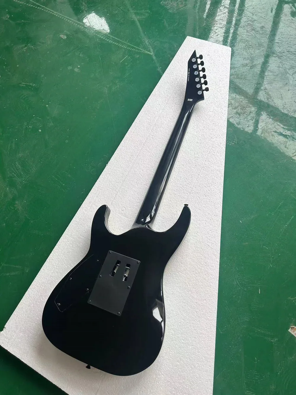 6 Strings Electric Guitar with Black Hardware,Rosewood Fretboard,Offer Customized