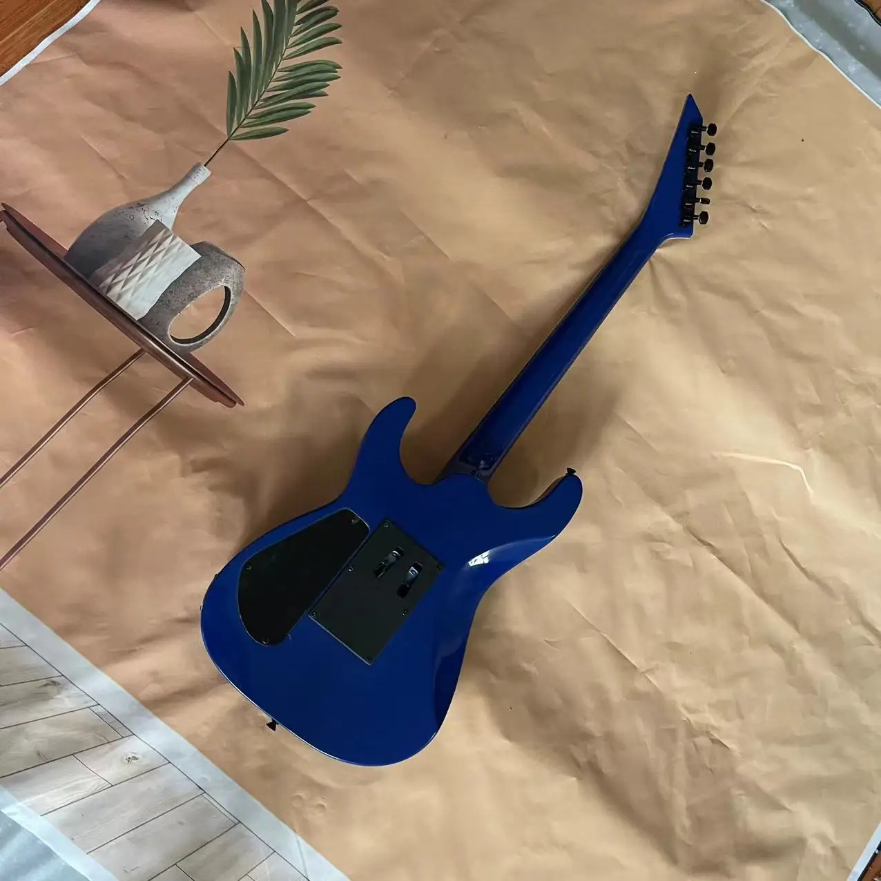 6 string electric guitar in stock, dark blue body, black accessories, factory real pictures, can be shipped upon order, free hom