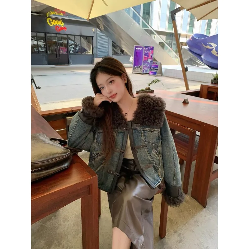 A Must-have Fashion Hit The American Retro-style Lambskin Denim Jacket Is A New Thickened and Warm Workwear for Women in Winter.