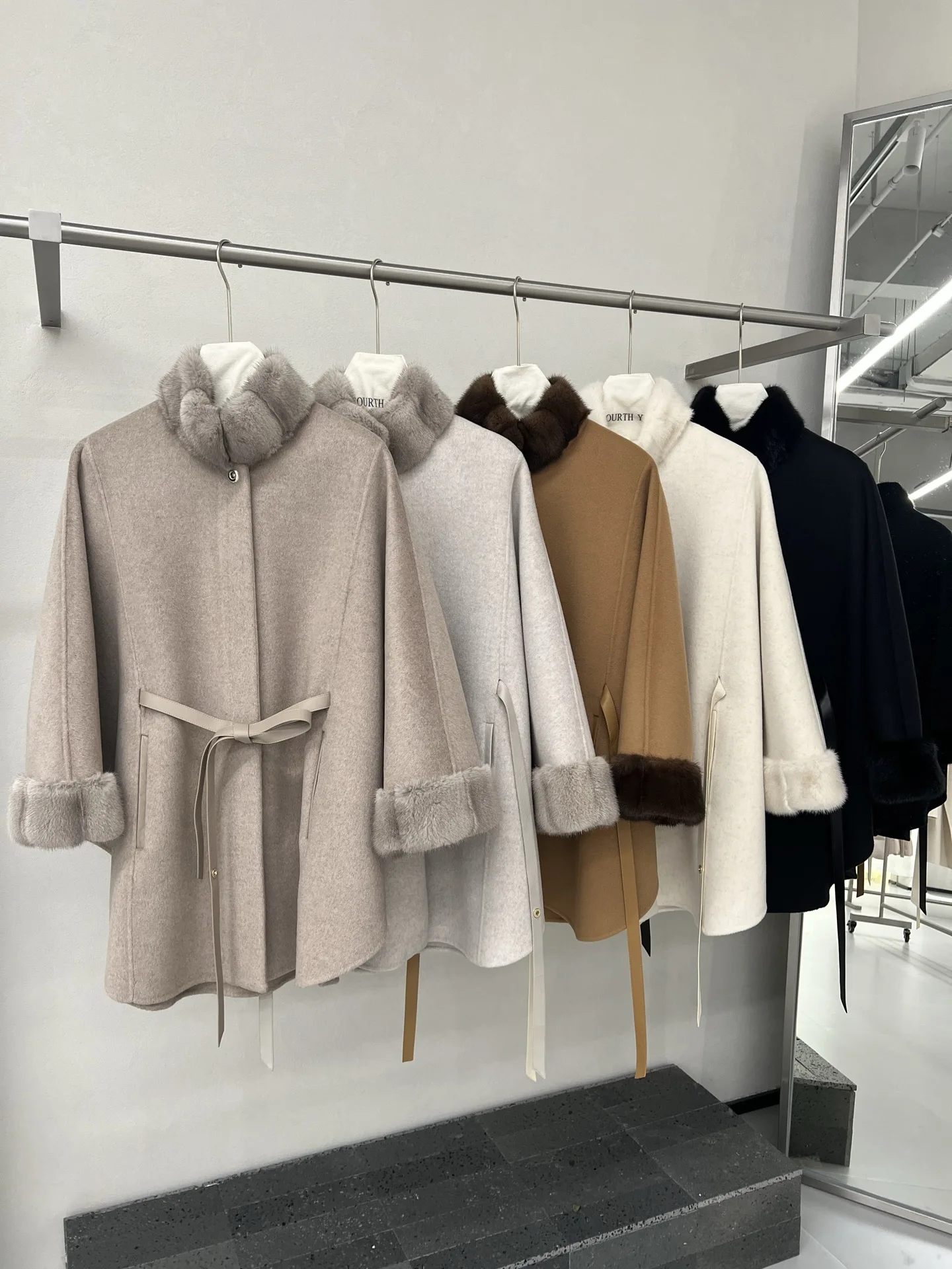 New High-Quality Cashmere Cape (Autumn/Winter) – One Size Fabric: High-count blend (10% cashmere, 90% wool)
