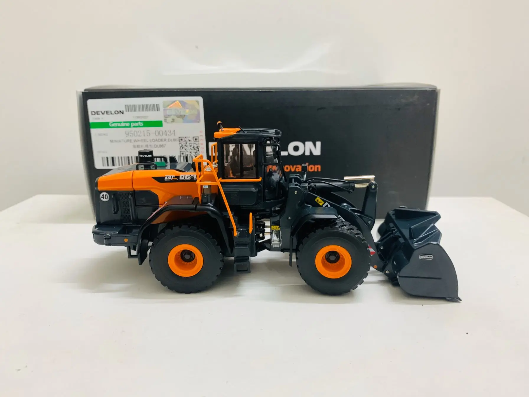 Develon DL867 Wheel Loader Metal Machines 1:50 Scale DieCast Model New in Box