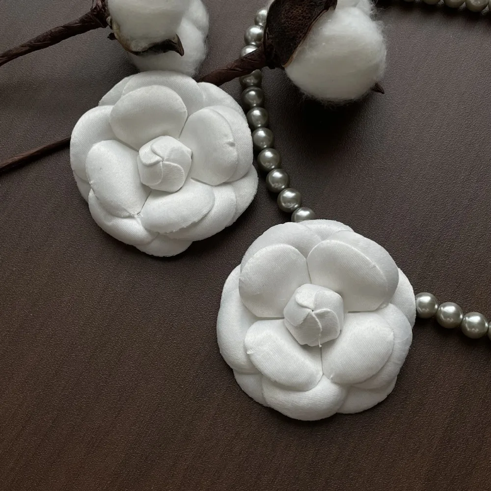 Korean Fabric Camellia Brooch Flower Corsage Coat Suit Lapel Pins Wedding Party Badge Luxulry Jewelry Accessory for Women